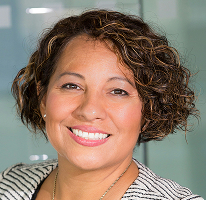 Portret van Claire Ashford, hoofd van compliance financiële regelgeving